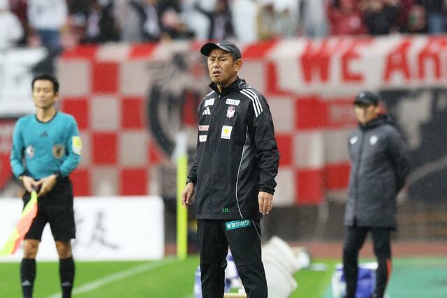 劣勢に渋い表情の入江徹監督=ビッグスワン