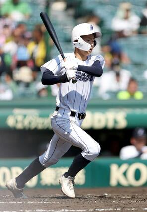 京都国際－新潟産大付　５回表新潟産大付１死走者なし、堀田温斗が一塁線を破る２塁打＝甲子園