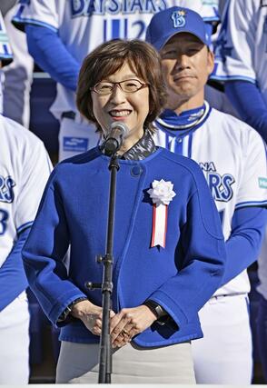 優勝パレード前のセレモニーであいさつするＤｅＮＡの南場智子オーナー＝１１月３０日午前、横浜市