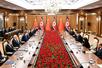 会談する中国の習近平国家主席(左手前から3人目)と北朝鮮の金正恩朝鮮労働党総書記(右から3人目)=8日、平壌(新華社=共同)