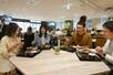 東京スター銀行の社員食堂で食事をする行員ら=東京都港区