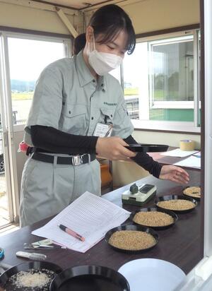 JAえちご中越の検査員によるコシヒカリの等級検査=9月9日、三条市