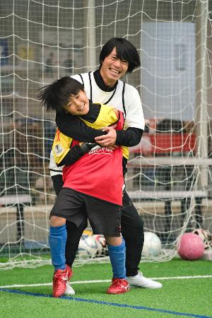 プロとの交流会に参加した子ども=2025年12月、東京都多摩市(ラブフットボール・ジャパン提供)