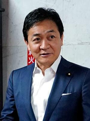 記者団の取材に応じる国民民主党の玉木代表=18日午前、国会