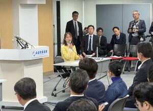 中道改革連合の議員総会で議長役を務める菊田真紀子氏＝１１日、東京・永田町