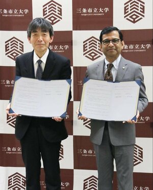 高大連携協定の合意書に署名した三条市立大のアハメド・シャハリアル理事長（右）と智弁学園中・高の手塚彰校長＝三条市上須頃