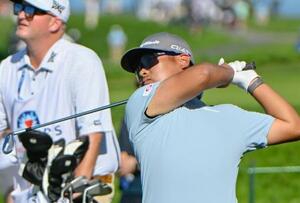 第3ラウンド、3番でショットを放つ久常涼。通算13アンダーで3位=トーリーパインズGC(共同)