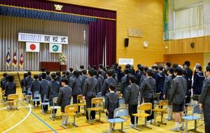 　石川県輪島市の門前中で行われた合同閉校式＝２４日午後