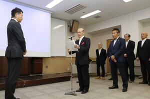 村上市・胎内市沖の洋上風力発電事業者に対し、地域経済活性化について要望した村上商工会議所の川崎久会頭(左から2人目)=5月29日、村上市