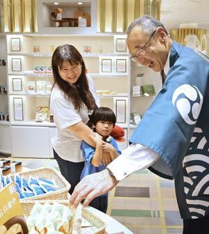 登録1周年記念フェアが行われている売り場で佐渡産品をPRする渡辺竜五市長=7月27日、新潟市中央区八千代1の新潟伊勢丹