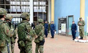 九州電力玄海原発の周辺で行われた、県警、陸自、海保の3者による共同実動訓練の開始式=17日午後、佐賀県玄海町