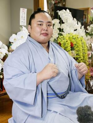 大相撲秋場所の番付が発表され、ポーズをとる琴勝峰=1日、千葉県松戸市の佐渡ケ嶽部屋