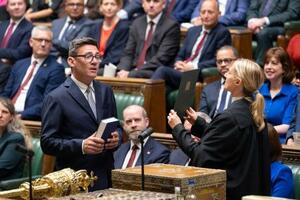 英下院議員として宣誓するバーナム前マンチェスター市長(手前左)=22日、ロンドン(下院提供、AP=共同)