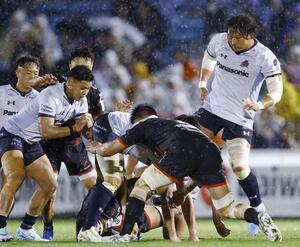 三重-埼玉 前半、プレーする埼玉・稲垣(右端)=秩父宮