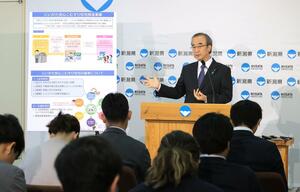 定例記者会見に臨む花角英世知事=5月29日、県庁