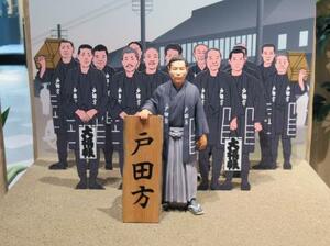 　創業当時の戸田方の戸田利兵衛（中央手前）らを再現した本社ビル内にある展示＝東京都中央区