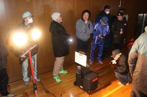 柏崎市と住民が停電を想定して行った訓練。蓄電池の容量の消費量を確かめた=2月、柏崎市大広田