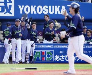 8回、サンタナの3点二塁打で逆転し、喜ぶ池山監督(左端)らヤクルトベンチ=横浜