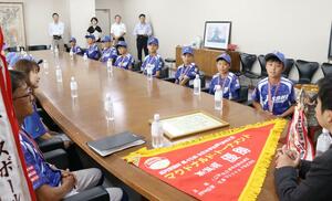 全国大会へ向けて意気込む旭スポーツ少年団のメンバー=三条市役所