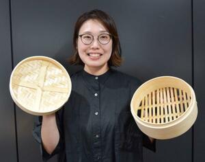 「私も夕食時によく『竹材 蒸篭』を使っています。野菜と肉や魚など具材を入れて蒸すだけでおいしい料理ができます」と話す良品計画の野瀬知美さん=東京都文京区