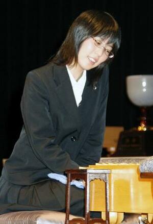 2008年、将棋の倉敷藤花戦で初タイトルを獲得した福間香奈女流六冠(当時は里見香奈女流二段)=岡山県倉敷市