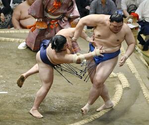 平戸海(左)が押し出しで大の里を破る=両国国技館