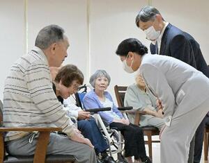 原爆養護ホーム「矢野おりづる園」で、被爆者と懇談される天皇、皇后両陛下=20日午後、広島市安芸区(代表撮影)