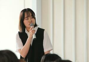 　パラオの戦争遺構を訪れた報告をする弘前大の野村杏奈さん＝１８日午後、青森県弘前市