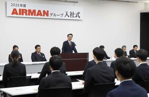 エアマングループの入社式であいさつする佐藤豪一社長=4月1日、燕市