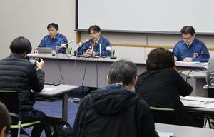 柏崎刈羽原発６号機の再稼働の日程変更を説明した東京電力の会見＝１９日、柏崎刈羽原発