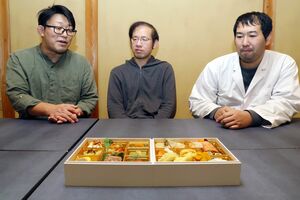 たがみ梅の花お節のメニューを検討する(右から)坪谷隆之さん、志田治樹さん、木村一馬さん=加茂市加茂新田の魚喜