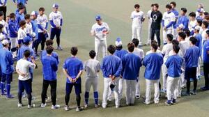 選手らに訓示する中日・井上監督(中央)=バンテリンドーム