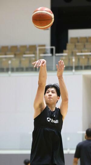 B3新潟 敵地香川での開幕戦を前に練習する新潟。新主将の濵高康明=9月25日、長岡市