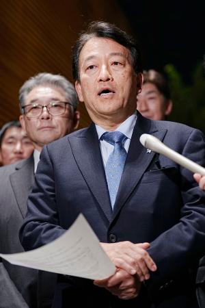 木原官房長官との面会後、取材に応じる自民党のクマ被害緊急対策PTの笹川博義座長=13日夜、首相官邸