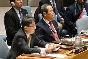 北朝鮮核問題を巡る国連安全保障理事会の会合で発言する山崎和之国連大使。右は北朝鮮の金星国連大使=4月30日、ニューヨーク(共同)