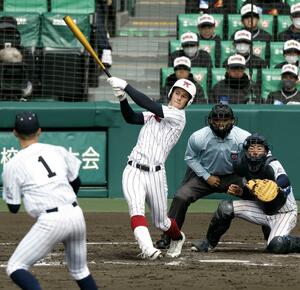 阿南光戦で今大会第1号となる2ランを放つ豊川のモイセエフ=甲子園