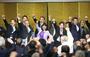 知事選に向けて気勢を上げる片山さつき財務相（中央）と花角英世知事（中央左）＝９日、新潟市中央区
