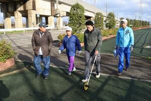 継続が決まった「黒埼地区元旦マラソン」のコースを下見する実行委員会のメンバーら＝新潟市西区金巻