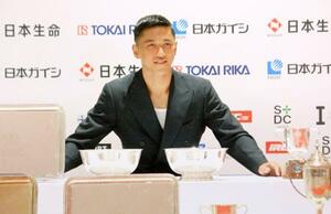 四大大会で獲得したトロフィーに囲まれ写真に納まる、車いすテニス男子の小田凱人=9日、東京都大田区