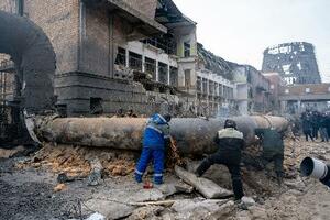 　ウクライナ・キーウの火力発電所で復旧作業を行う人たち＝４日（共同）