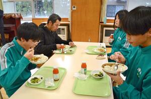 生産者の宮崎朗さんと給食を味わう津南中学校3年生=津南町下船渡