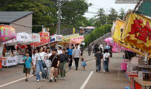 多くの人が露店巡りを楽しんだ「お引き上げ商工まつり」＝２０日、上越市柿崎区