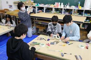 多様な職種の人から仕事のやりがいなどを教わった児童＝新発田市大栄町４