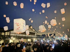 牧之通りが温かな光で彩られた「ゆきぐにランタン」＝南魚沼市塩沢