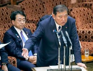 参院予算委の集中審議で答弁する石破首相。左奥は赤沢経済再生相=5日午前
