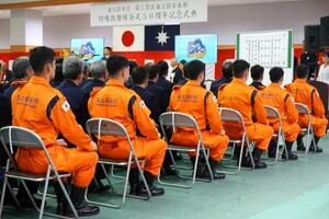 海上保安庁の特殊救難隊発足50年を記念して行われた式典=31日午後、横浜市