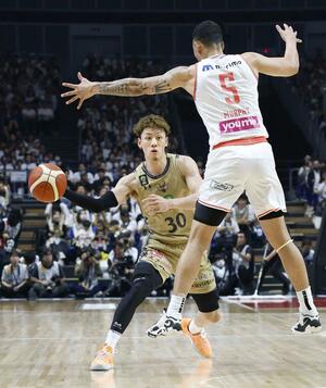 琉球－広島　第３クオーター、パスを出す琉球・今村＝横浜アリーナ