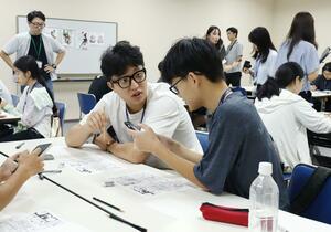 漫画のワークショップを通じて交流を深めた日中韓の高校生=新潟市中央区古町通7