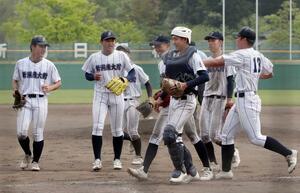 新潟産大付-十日町 勝利を喜ぶ新潟産大付の選手たち=柏崎市佐藤池