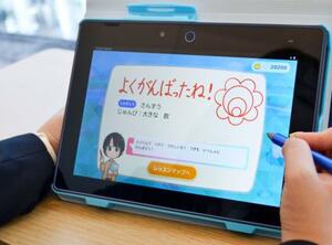 　「進研ゼミ　小学講座」で声かけする、赤ペン先生のアバター＝２４日午後、東京都中央区